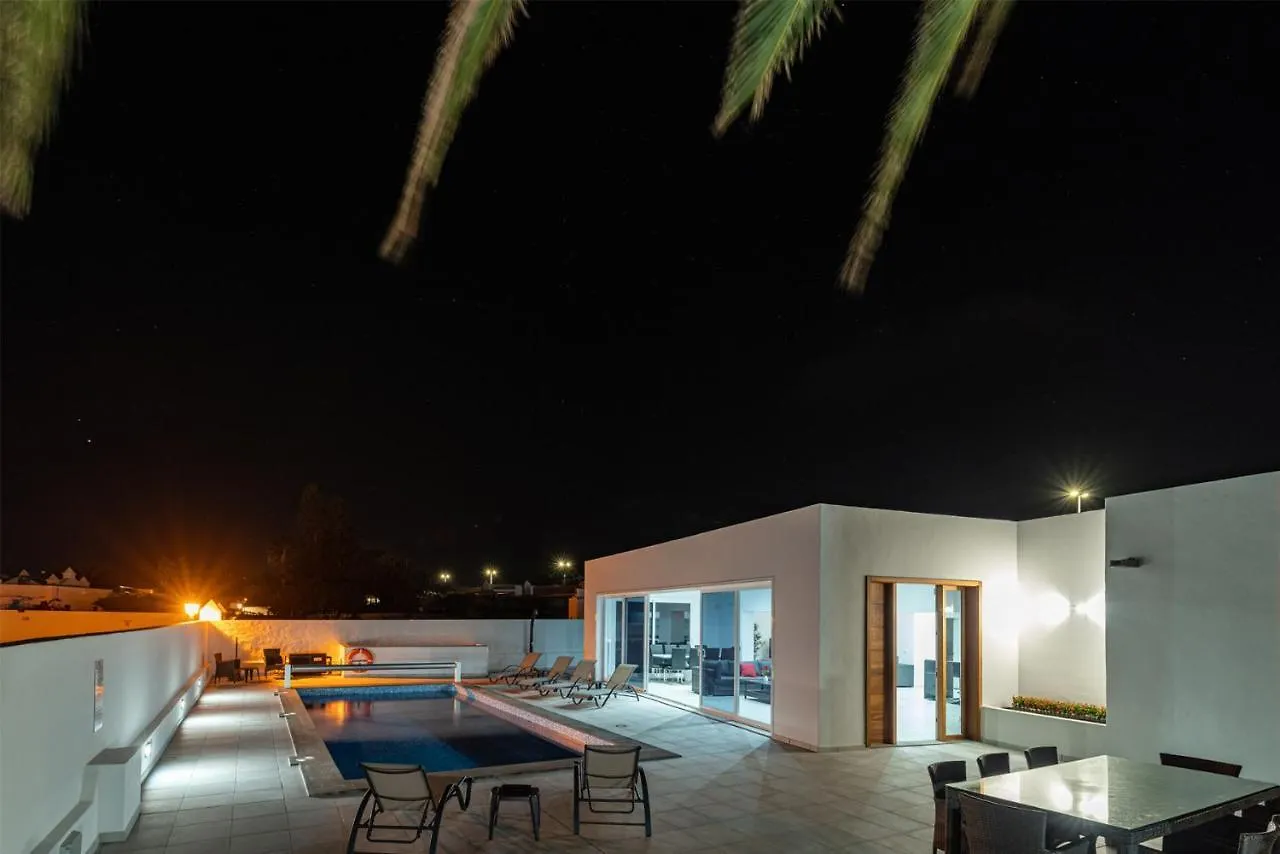 Villa Rossa - Villas Now - Lh215 By Villas Now Ltd Playa Blanca  Spain