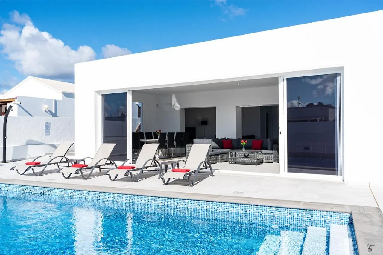 Villa Rossa - Villas Now - Lh215 By Villas Now Ltd Playa Blanca  Spain